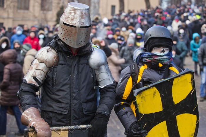 kiev-protesters-in-full-body-armor