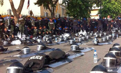 Thai cops stop the battle