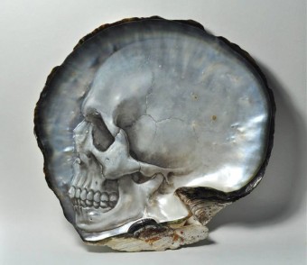 hand-carved-skulls-into-mother-of-pearl-shells-by-gregory-raymond-halili-4
